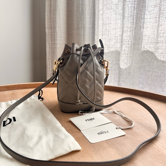 Fendi Mon Trésor leather bucket bag Dove Grey - Picture 4 of 12